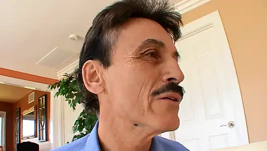 Kocası karısının bir yabancı tarafından sikilmesini izliyor