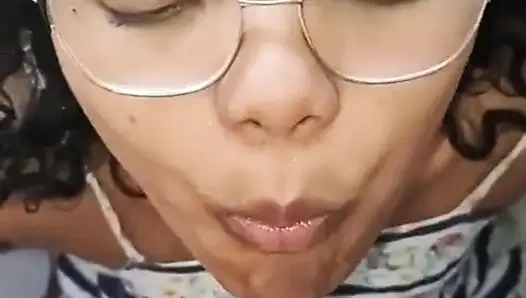 Üvey kızım itaatkarım diliyle ayaklarımı temizliyor ve tüm idrarımı içiyor