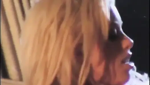 Azgın Jenna Jameson yarak emiyor ve sert sikişiyor