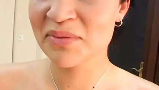 Azgın sürtük geniş açılır ve sıcak ıslak ağzına sert horoz alır