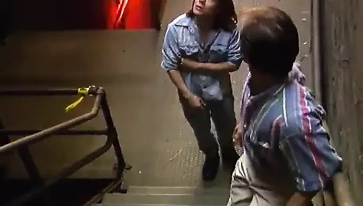 İki büyük memeli sürtük ve bir şanslı adamla ateşli seksi üçlü grup seks