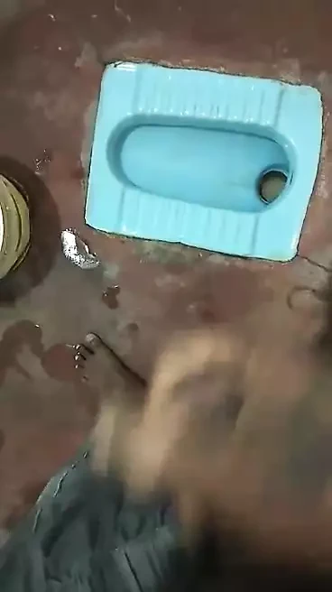 Büyük yarakla mastürbasyon yapıyor