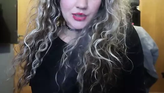 Kırmızı dudaklı kız sadece senin için harika bir sigara içti