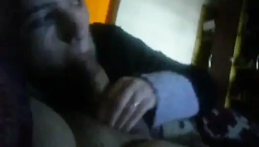 Sarışın evli kadın nazikçe yarak emiyor ve ağzına sürpriz bir boşalma yakalıyor