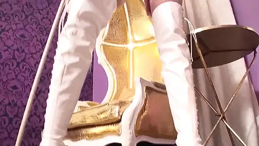 Büyük hatun seni yukarıdan aşağılıyor