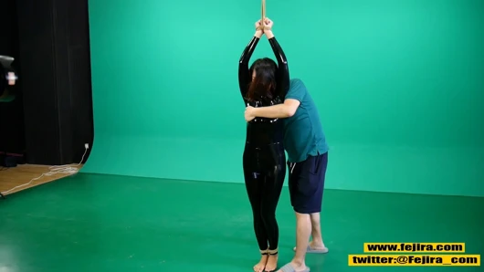 Fejira com lateks kaplı kadın bağlı ve kapadı olmak okşama ve çırpılmış