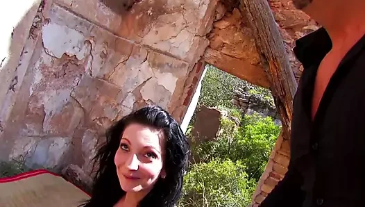 Harika vücutlu Alman bayan açık havada döl yiyor