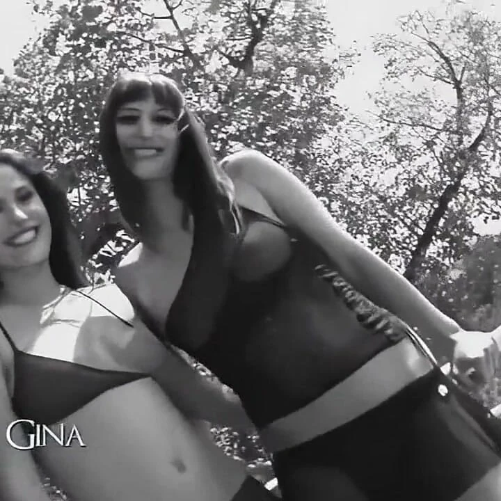 Melinda ve azgın Gina orgazm olana kadar okşuyor ve parmaklıyor