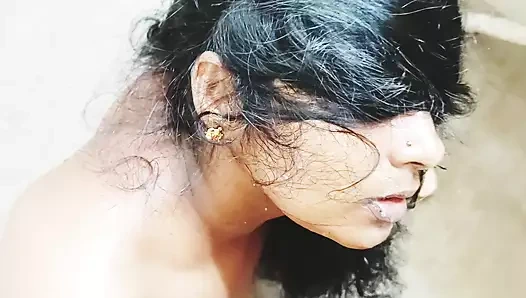 Hintli teyze banyoda seks yapıyor, kocasının arkadaşını sikiyor. Telugu edepsizce konuşma.