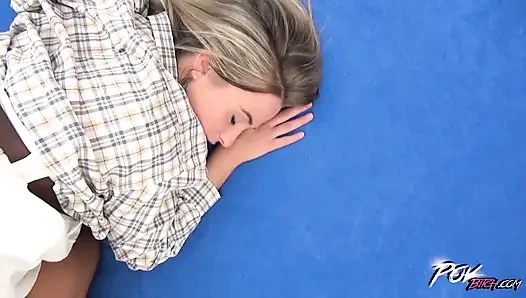 Deli gibi yarak emiyor seksi Vinna Reed için ilk anal seks