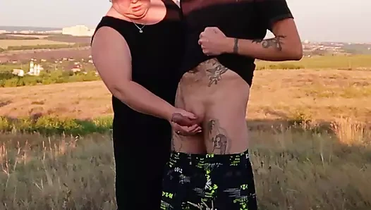 Genç erkek avcısı ben işerken sikimi tutuyor ve sonra mastürbasyon yapıyor ve sikimi emiyor yakın çekim