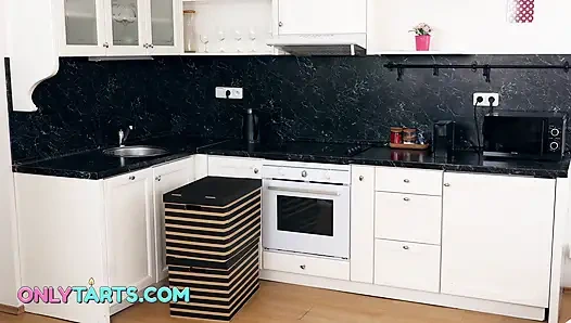 Yaraklarla dolu - minyon kız Sofia tüm küçük deliklerine iki büyük alıyor