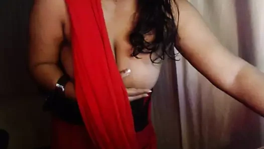 Ateşli siyah sutyenli büyük göğüsler seksi göğüs basını gösteriyor.