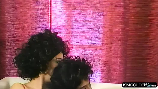 Sinnlicher Lesben-Dreier mit leidenschaftlicher Beruehrung