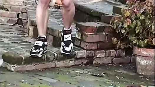 Büyük memeli kıllı amcık picknick bahçede göt sikiyor