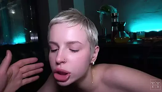 O kadar sabırsız bir kaltağım ki onu kulüp banyosunda siktim