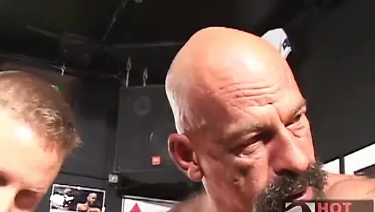 Amatör adam grup seks partisi herkesin emiyor