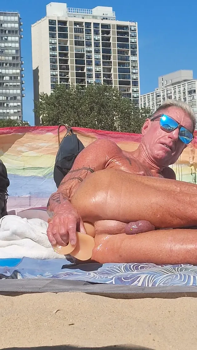 Key West plajda yeni dildosunu yağlayarak kullanıyor