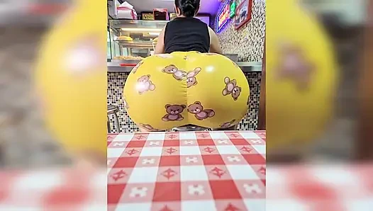 Büyük götlü hamburger yiyor