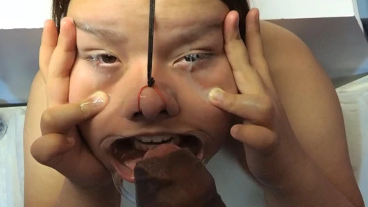 Yüzündeki horoz ve gözlerindeki cum ile