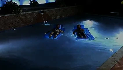 Nikki cox - kırmızı bikinili büyük memeli