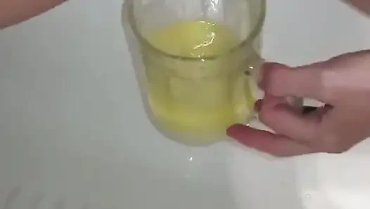 Vertiendo pis en mis tetas