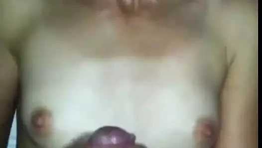 La fille doigte sa chatte en branlant son mec