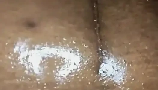 Zenci suga iri güzel kadın 9 inçlik oyuncakla kendini sikiyor