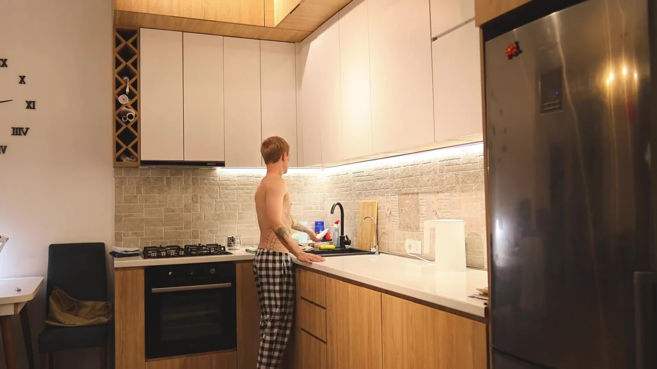 Porno gay: fetiche anal en la cocina con su compañero de piso