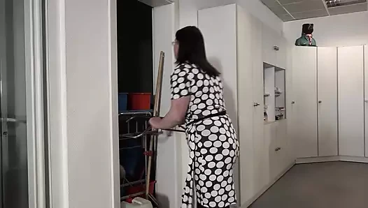 Alman koyu saçlı iri güzel kadın yarak emmeye bayılıyor