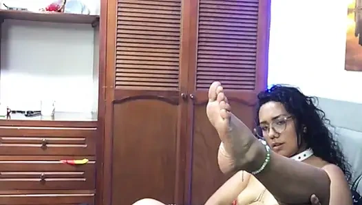 Kız arkadaşım bana iç çamaşırıyla göğüslerini gösteren seksi bir video gönderiyor.