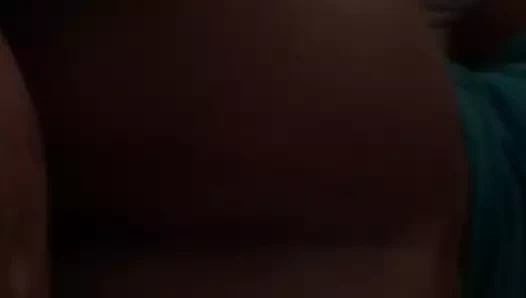 Şişman götlü kadın domaltarak götüne sokuyor