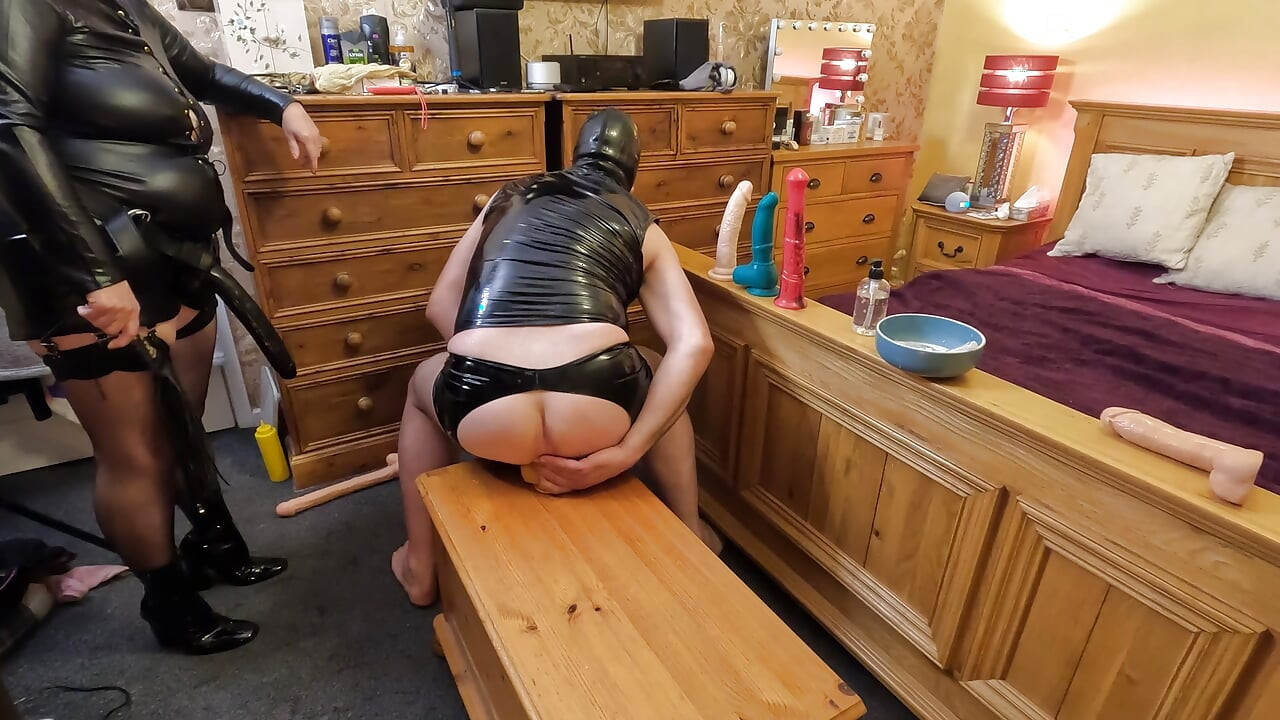 Anal yapay penis meydan okuması - alt, sabitlenmeden önce derinden 5 büyük yarak alır!
