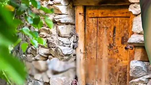 Sokakta sikişirken yakalandı. Açık havada seks Hintli köylü kız erkek arkadaşıyla sert sikişiyor xxx video