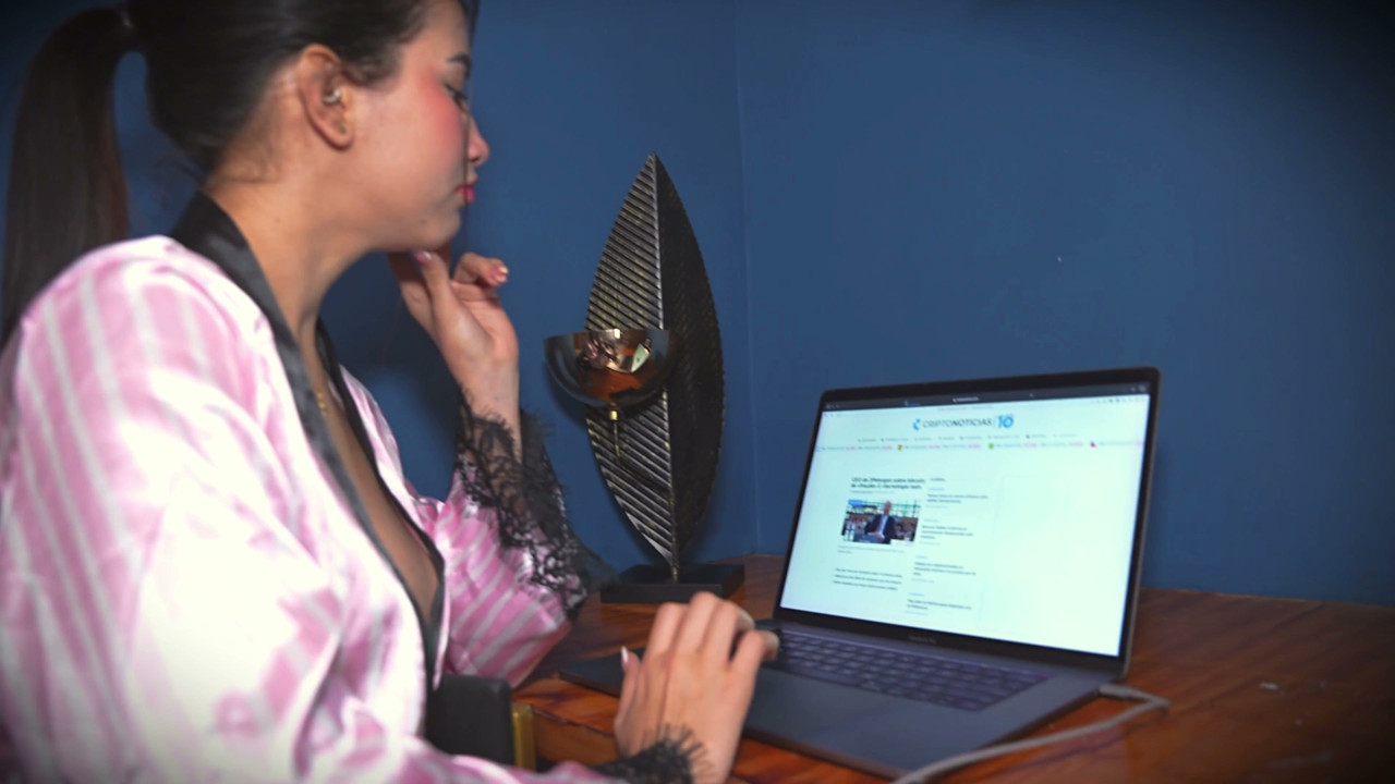 Üvey anne Gotica 18 yaşındaki üvey kızına anal seks yapmayı öğretiyor, anal üçlü seks! Fercat ve Sara Taylor