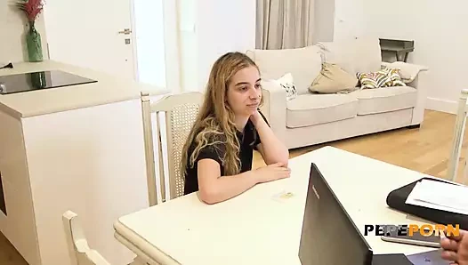 Sarışın gergin üniversiteli genç kız porno oyuncu seçmelerini deniyor: irina 18 yaşında ve çok gergin!