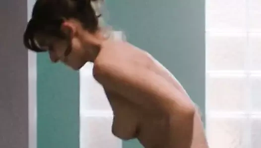 Alison Brie üstsüz