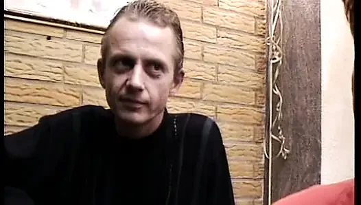 Şişman Alman kaltak edepsiz bir ninenin önünde sert sikiliyor