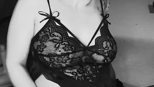 Orta yaşlı seksi kadın amında vibratör kullanıyor