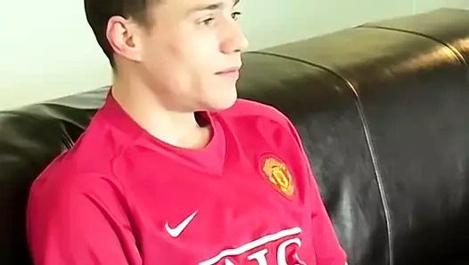 Yakışıklı genç İngiliz mastürbasyon ve boşalan sonra bir röportaj