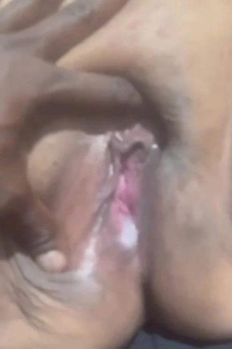 Büyük zenci yarağıyla pembe ıslak amcığımı tutkuyla sikiyorum ve harika bir orgazm oluyor