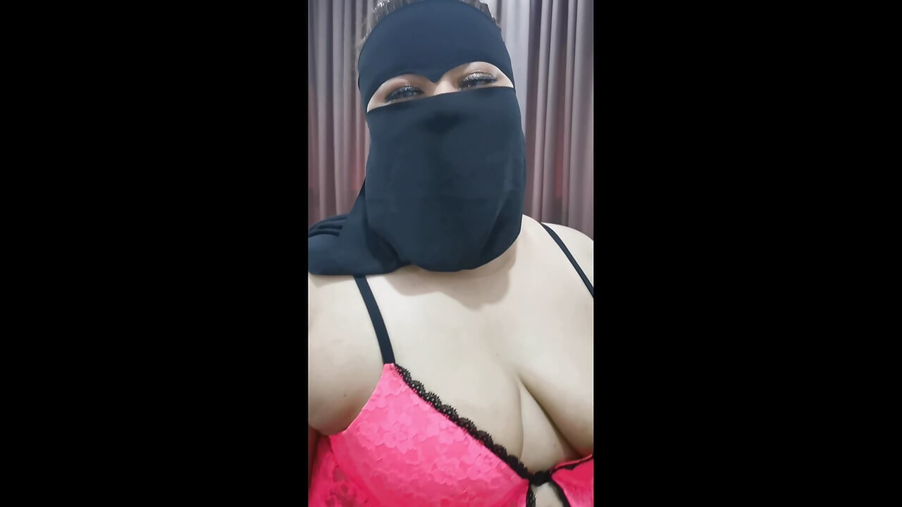 Büyük doğal sarkık memeli Arap orta yaşlı seksi kadın