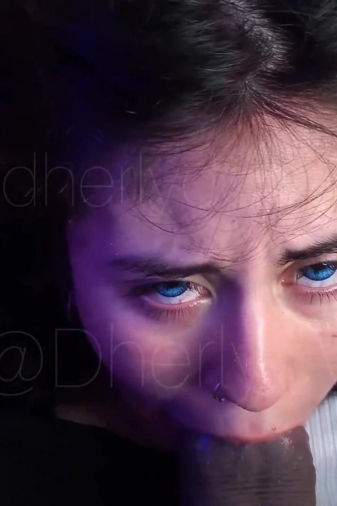 Bakış açısı sürtük domine hissetmeyi seviyor, bu yüzden üstüne çıktım ve yarağımı ağzına soktum