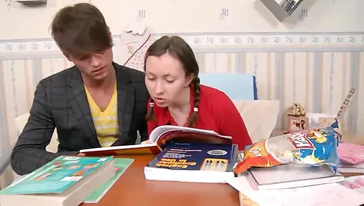 Rus genç kız götüne şişman yarak alıyor