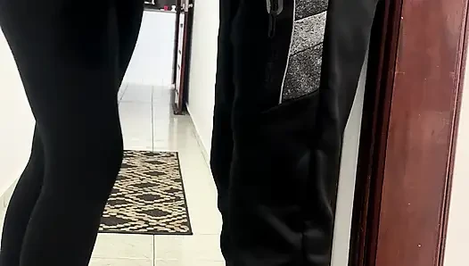 İş arkadaşları şirket koridorunda seks yapıyor.