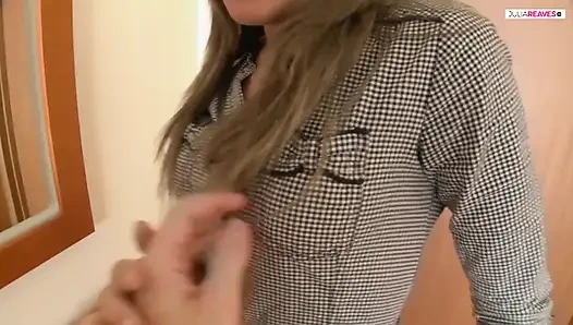 Sıska genç kız yatakta sert anal sikiliyor