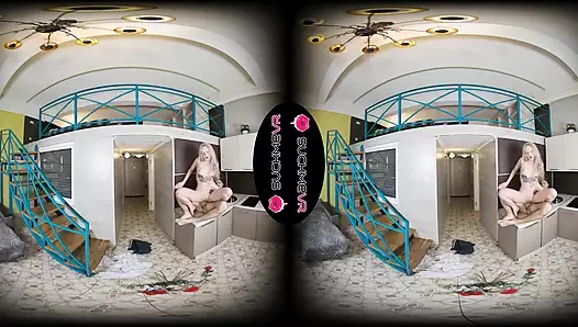 Uzun saçlı sarışın Eva Barbie sanal gerçeklikte sert sikilmeden önce yarak emiyor.