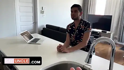 Sevimli adam sıkı göt deliğinden sikiliyor