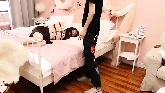 Yalınayak kız bir gemiye bağlı kaldı ve güzel barını şok etmek için kullanılan kırbaçla elektrik şoklarına maruz kaldı