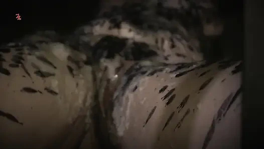 Kafeste çıplak bir cadı buz gibi su ve sıcak balmumu hisseder